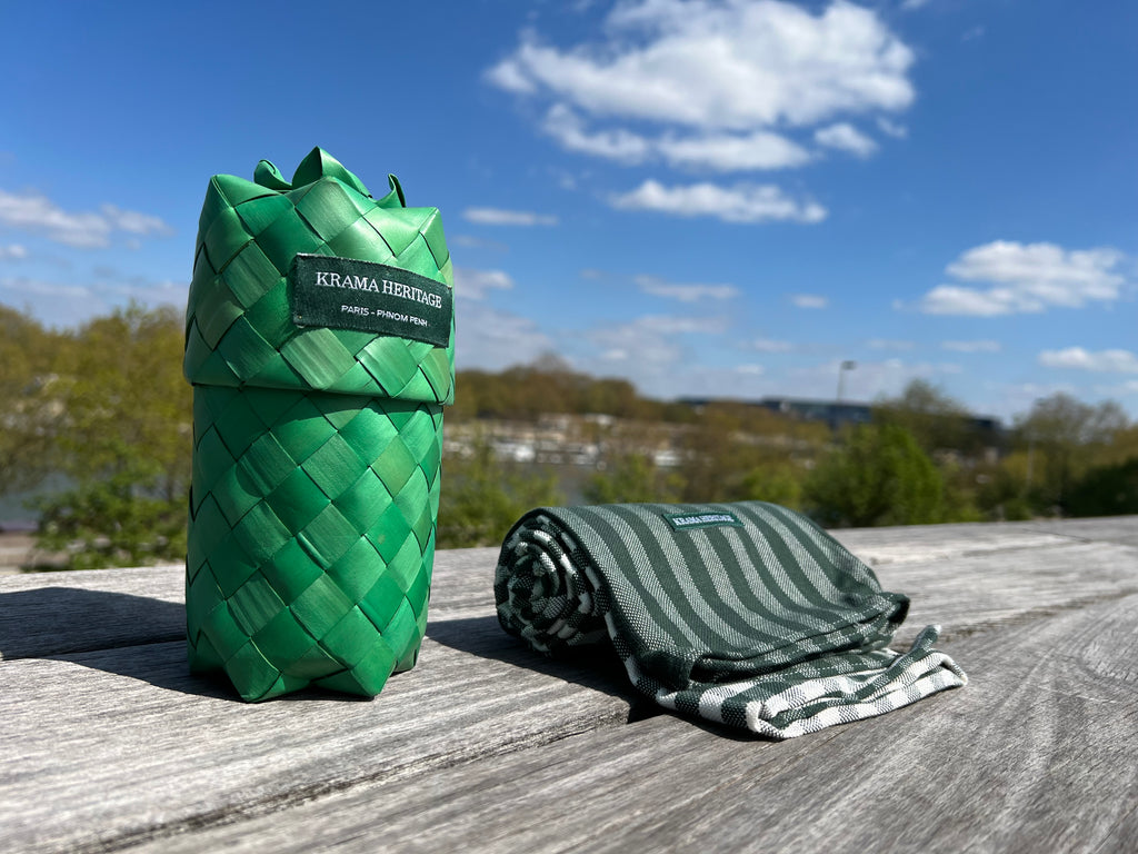 Le Grand Krama Pop Vert dans son écrin en feuille de palmier - Homme