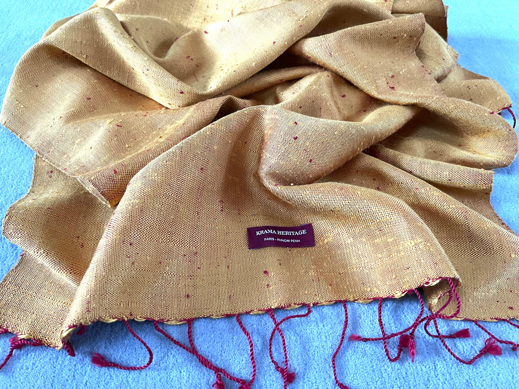 Le Grand Krama Brut Or dans son écrin en feuille de palmier - Femme