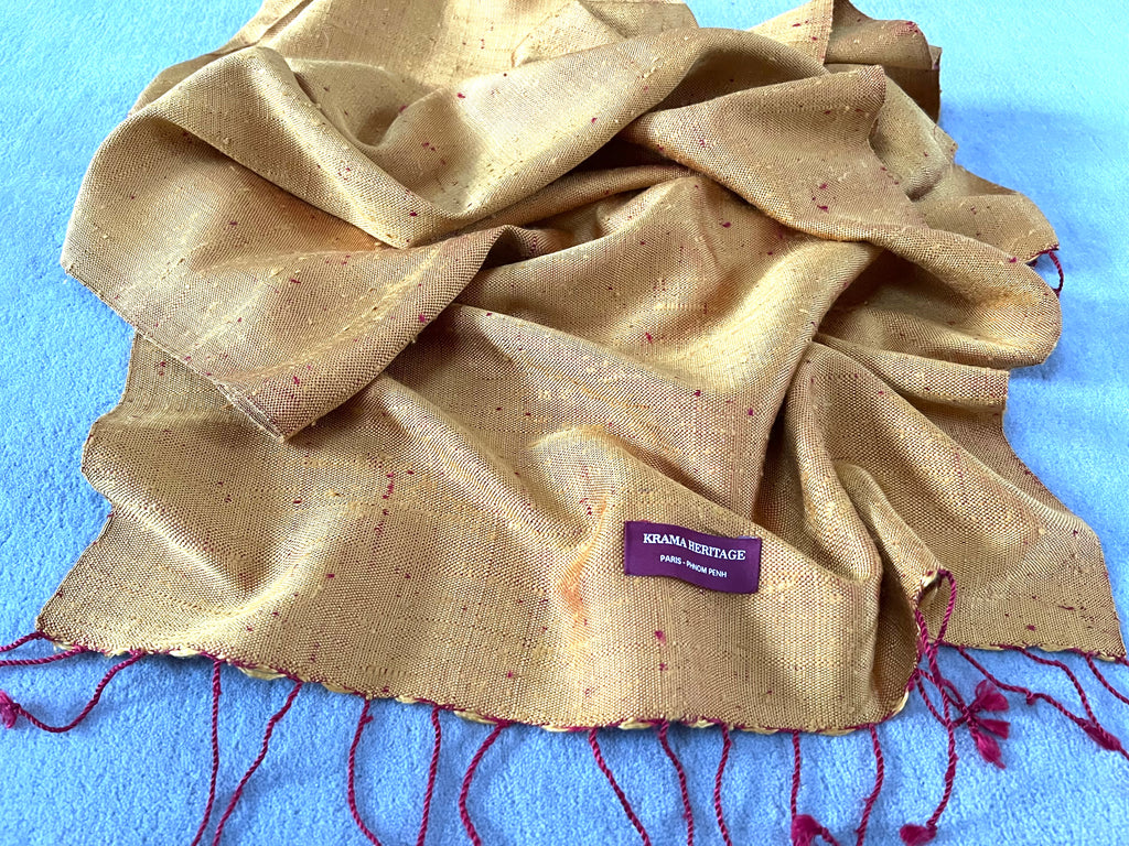 Le Grand Krama Brut Or dans son écrin en feuille de palmier - Femme