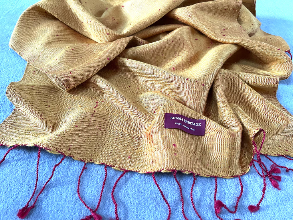 Le Grand Krama Brut Or dans son écrin en feuille de palmier - Femme