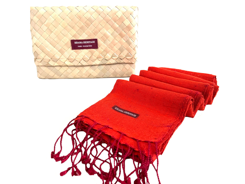 Le Grand Krama Brut Orangé dans son écrin en feuille de palmier - Femme