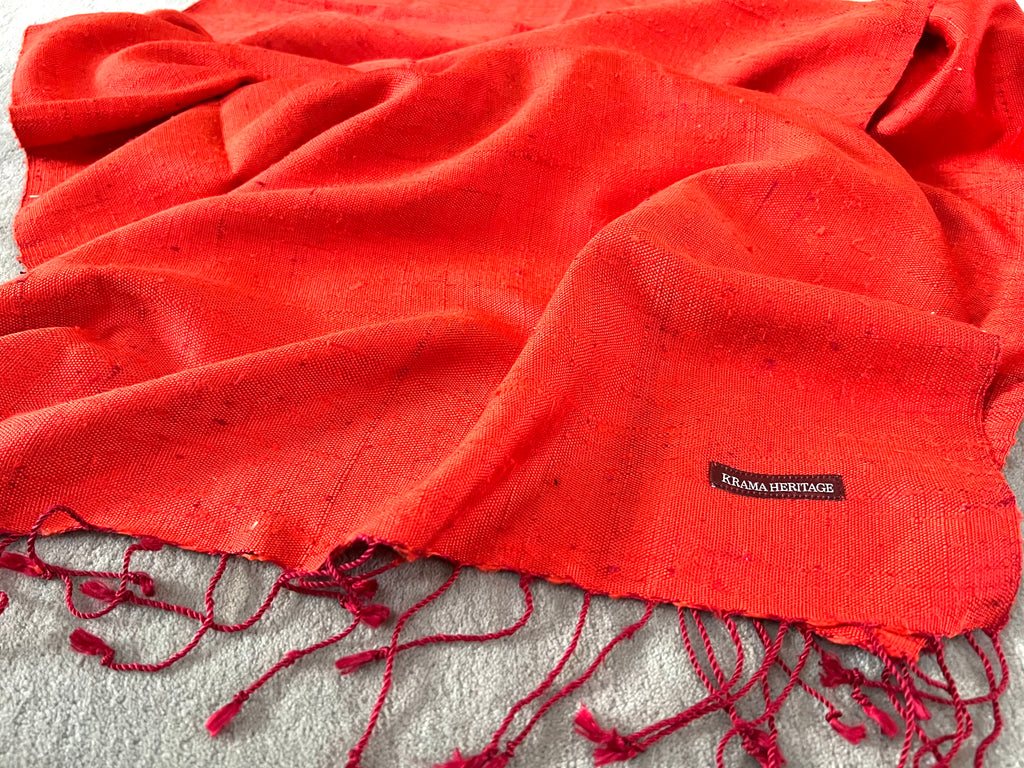 Le Grand Krama Brut Orangé dans son écrin en feuille de palmier - Femme