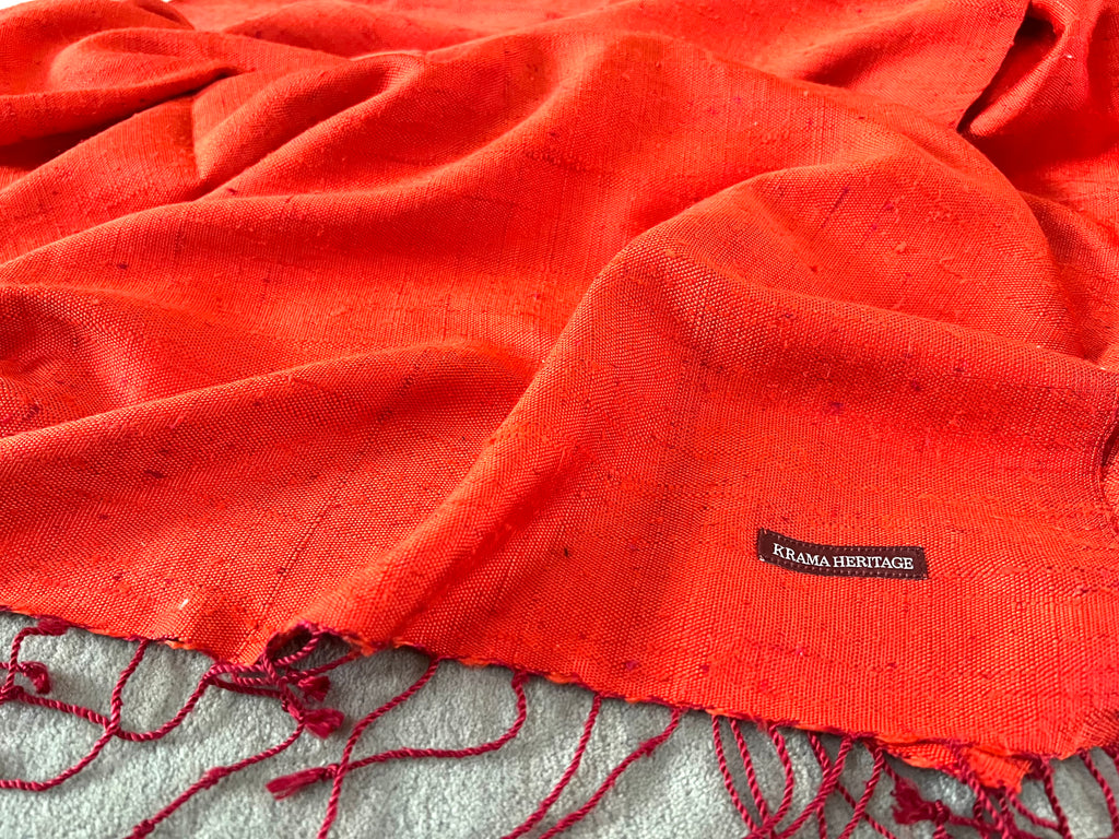 Le Grand Krama Brut Orangé dans son écrin en feuille de palmier - Femme