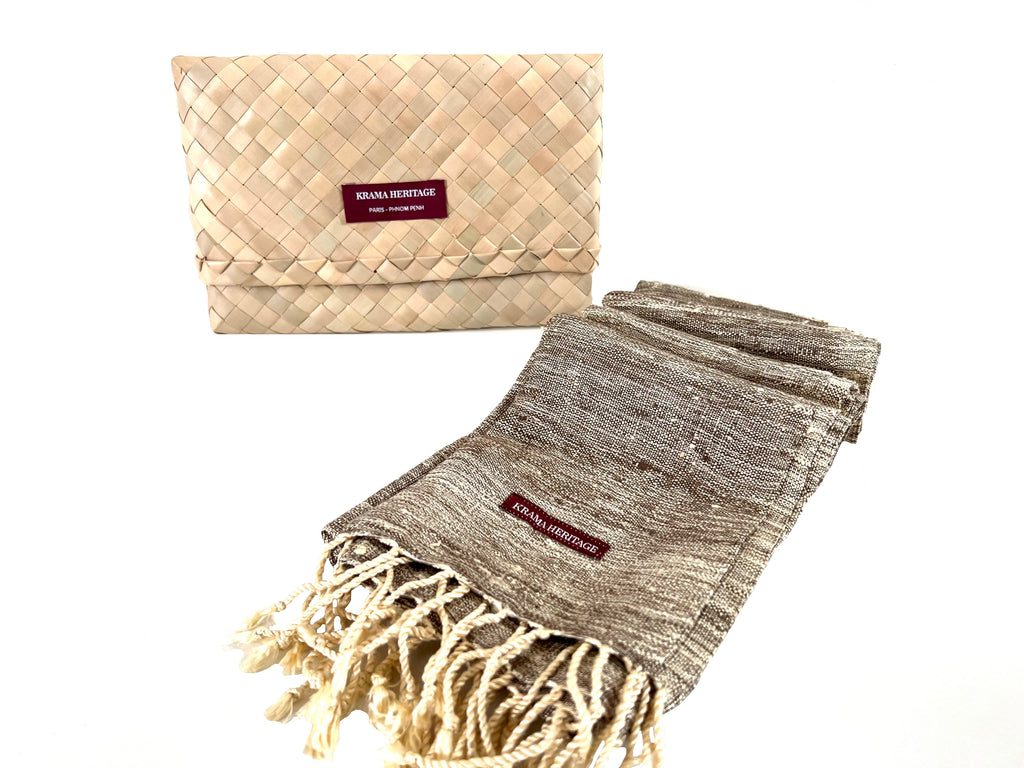 Le Grand Krama Brut Sable dans son écrin en feuille de palmier - Femme