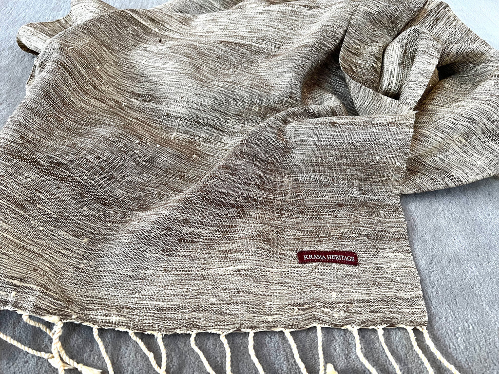 Le Grand Krama Brut Sable dans son écrin en feuille de palmier - Femme