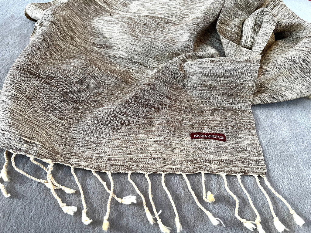 Le Grand Krama Brut Sable dans son écrin en feuille de palmier - Femme