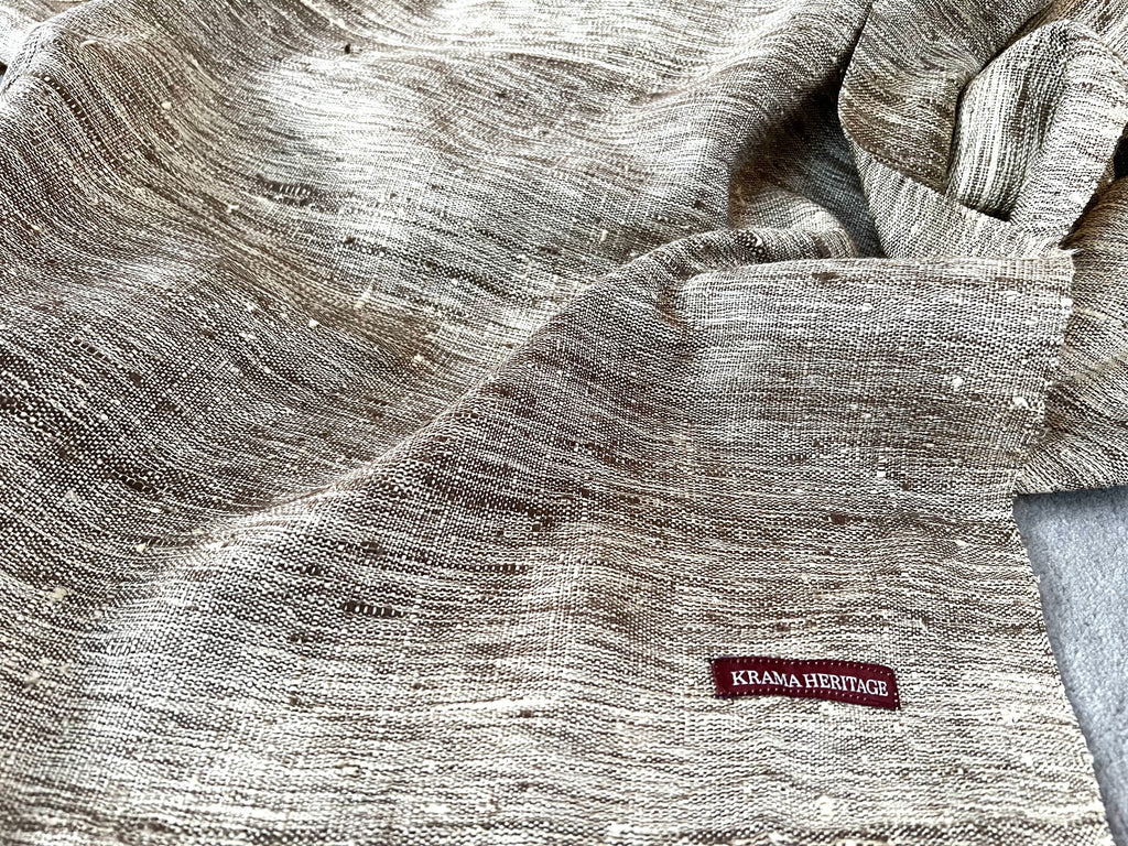 Le Grand Krama Brut Sable dans son écrin en feuille de palmier - Femme