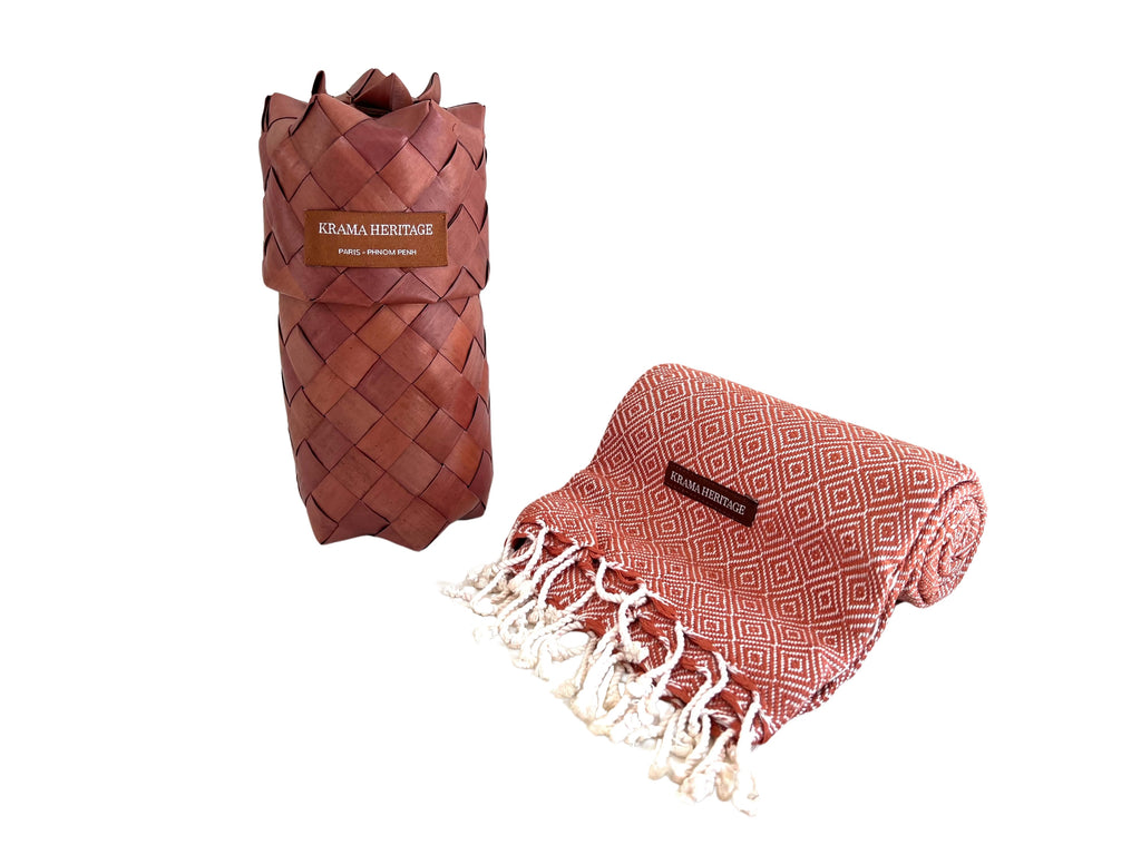 Le Krama Chaud Beige Ocre dans son écrin en feuille de palmier - Homme