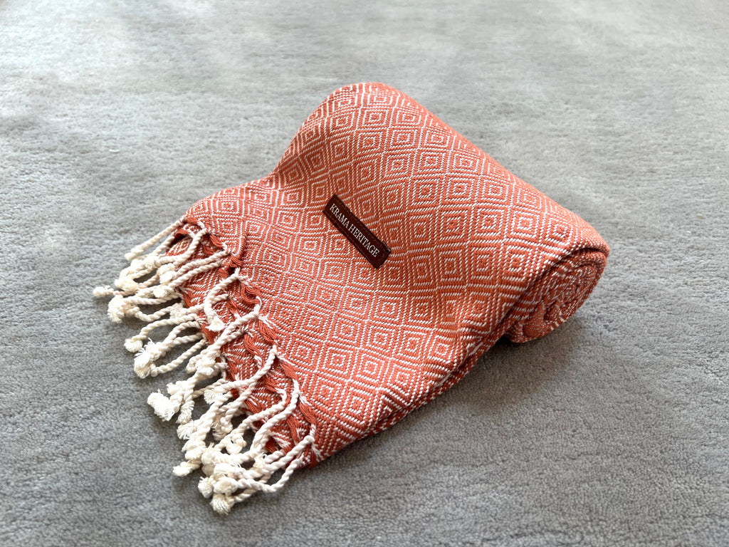 Le Krama Chaud Beige Ocre dans son écrin en feuille de palmier - Femme