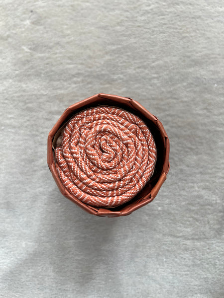 Le Krama Chaud Beige Ocre dans son écrin en feuille de palmier - Homme