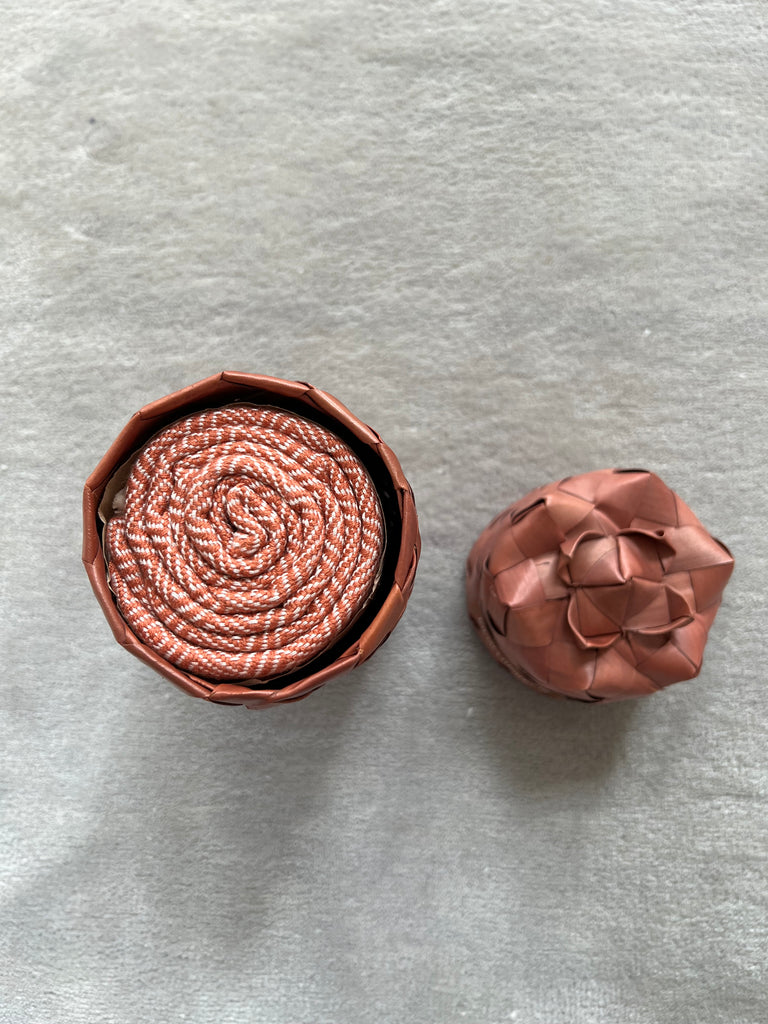 Le Krama Chaud Beige Ocre dans son écrin en feuille de palmier - Femme