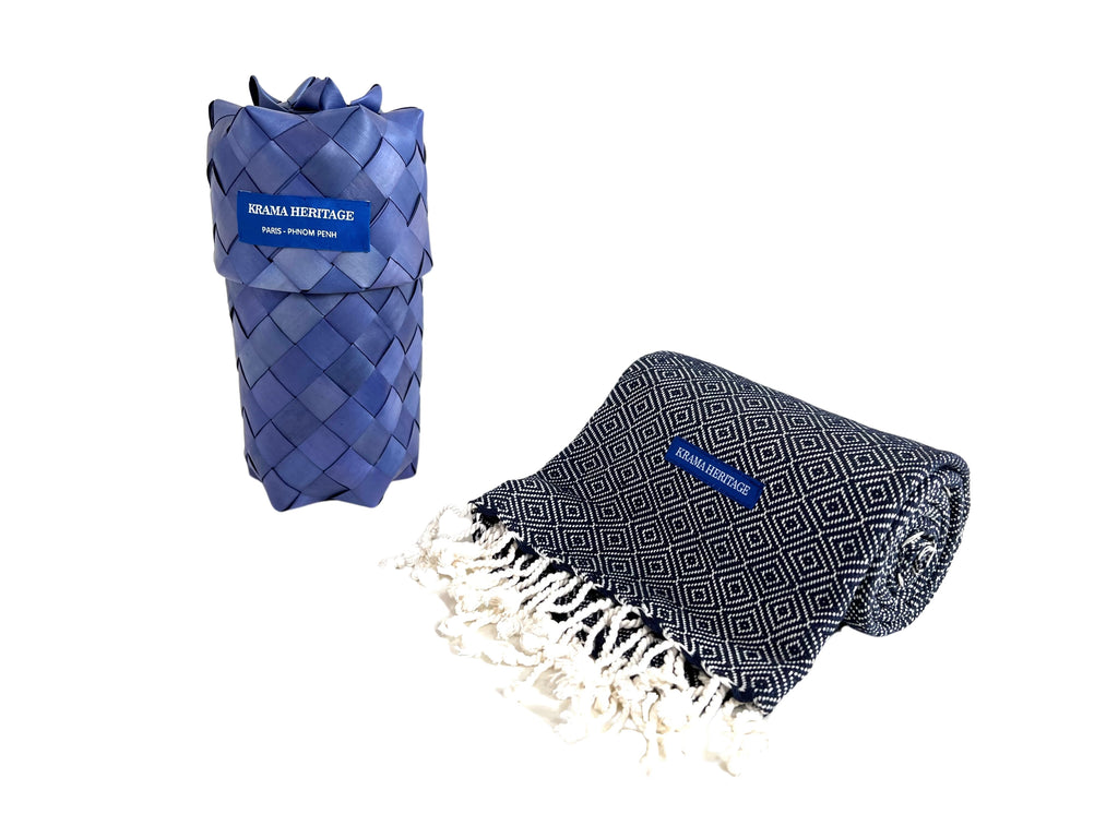 Le Krama Chaud Bleu Marine dans son écrin en feuille de palmier - Homme