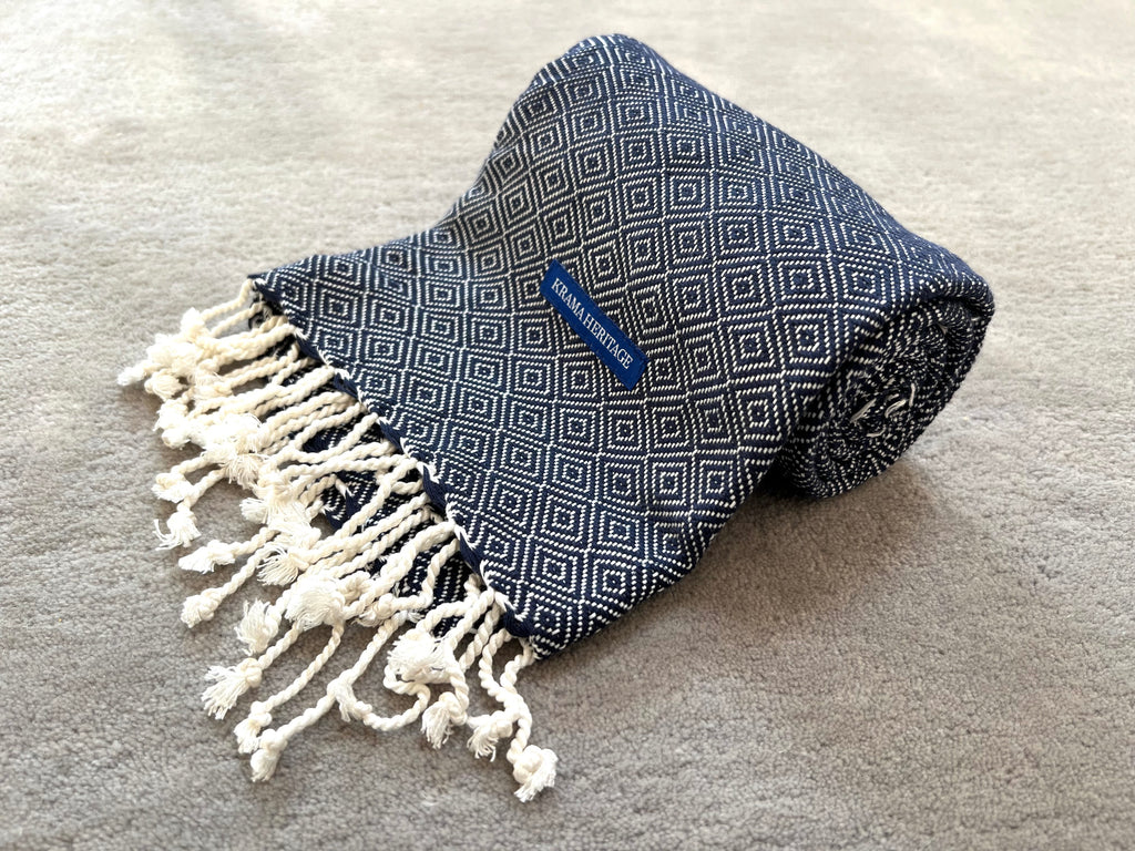 Le Krama Chaud Bleu Marine dans son écrin en feuille de palmier - Homme