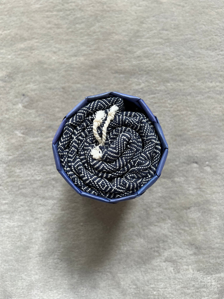 Le Krama Chaud Bleu Marine dans son écrin en feuille de palmier - Homme