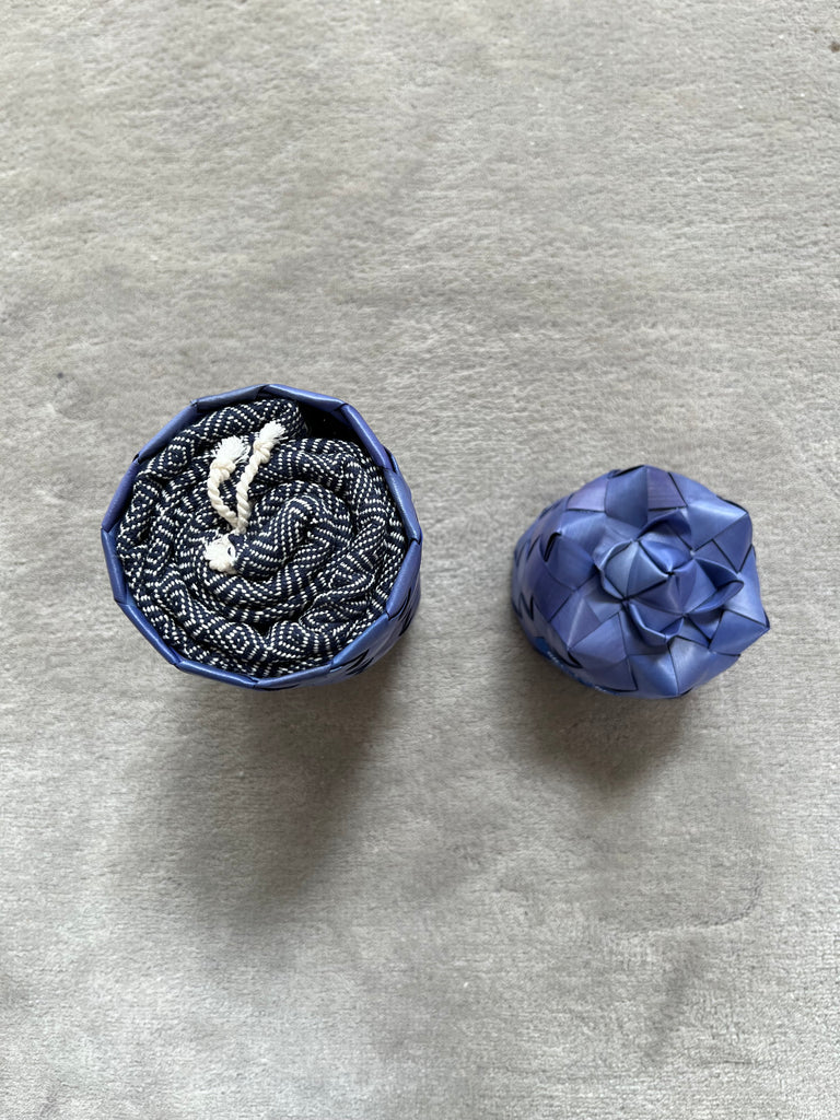 Le Krama Chaud Bleu Marine dans son écrin en feuille de palmier - Homme