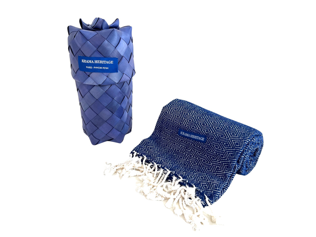 Le Krama Chaud Bleu Roi dans son écrin en feuille de palmier - Homme