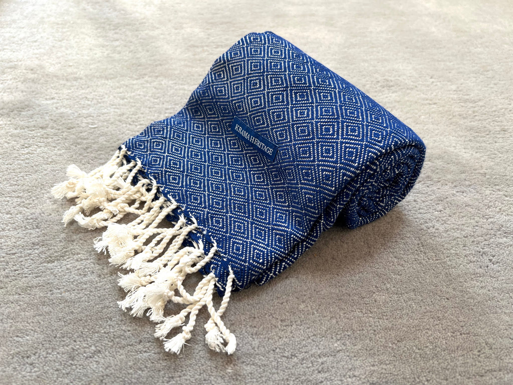 Le Krama Chaud Bleu Roi dans son écrin en feuille de palmier - Femme