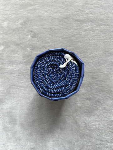 Le Krama Chaud Bleu Roi dans son écrin en feuille de palmier - Femme