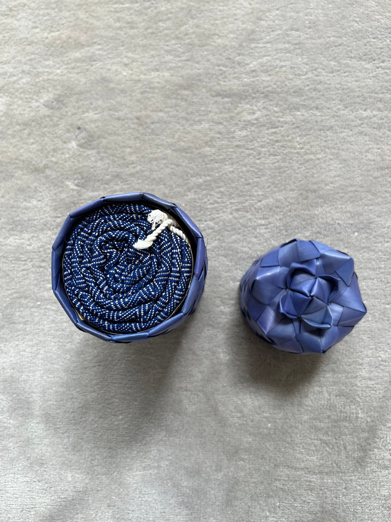 Le Krama Chaud Bleu Roi dans son écrin en feuille de palmier - Homme