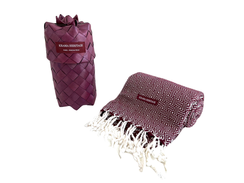 Le Krama Chaud Bordeaux dans son écrin en feuille de palmier - Femme