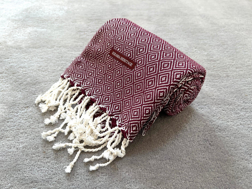 Le Krama Chaud Bordeaux dans son écrin en feuille de palmier - Femme