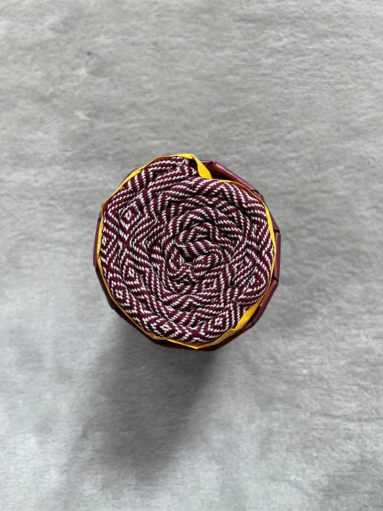 Le Krama Chaud Bordeaux dans son écrin en feuille de palmier - Femme