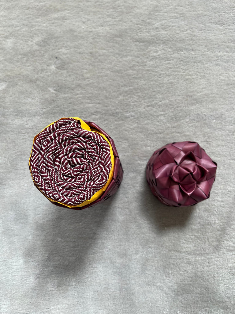 Le Krama Chaud Bordeaux dans son écrin en feuille de palmier - Homme