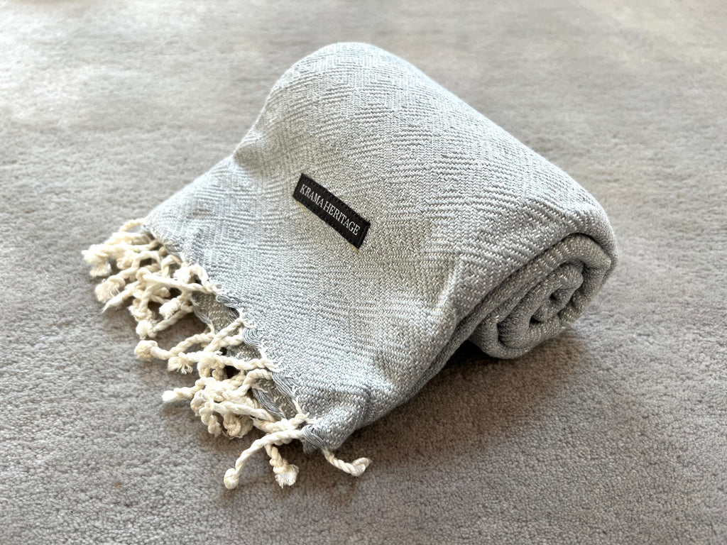 Le Krama Chaud Gris Perle dans son écrin en feuille de palmier (couleur naturelle) - Femme