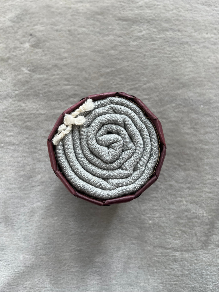 Le Krama Chaud Gris Perle dans son écrin en feuille de palmier (couleur naturelle) - Femme