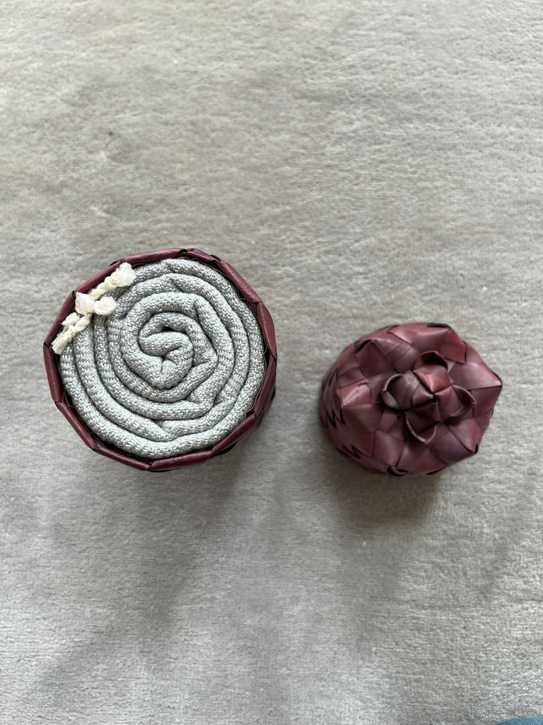 Le Krama Chaud Gris Perle dans son écrin en feuille de palmier (couleur naturelle) - Femme