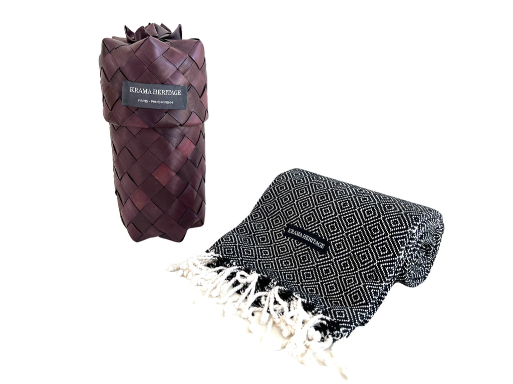 Le Krama Chaud Noir Ebène dans son écrin en feuille de palmier - Femme