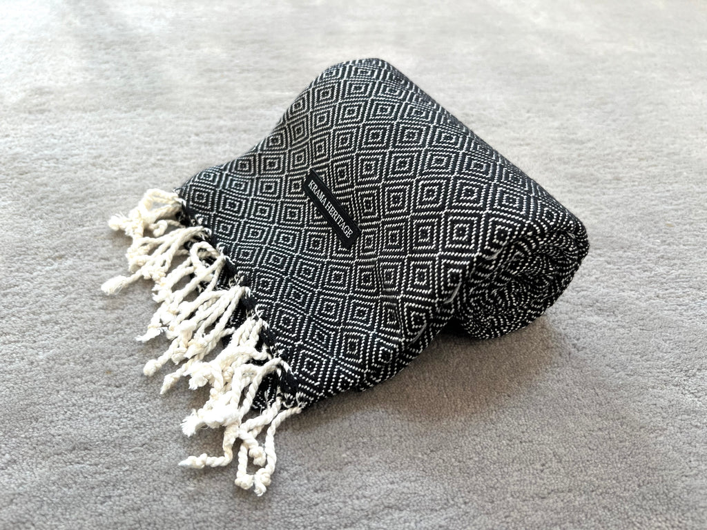 Le Krama Chaud Noir Ebène dans son écrin en feuille de palmier - Femme