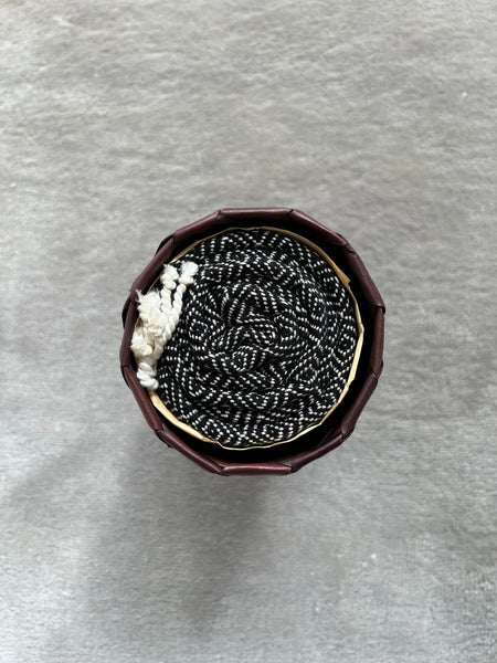 Le Krama Chaud Noir Ebène dans son écrin en feuille de palmier - Femme