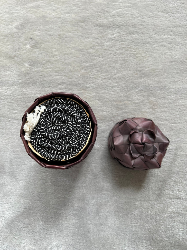 Le Krama Chaud Noir Ebène dans son écrin en feuille de palmier - Femme