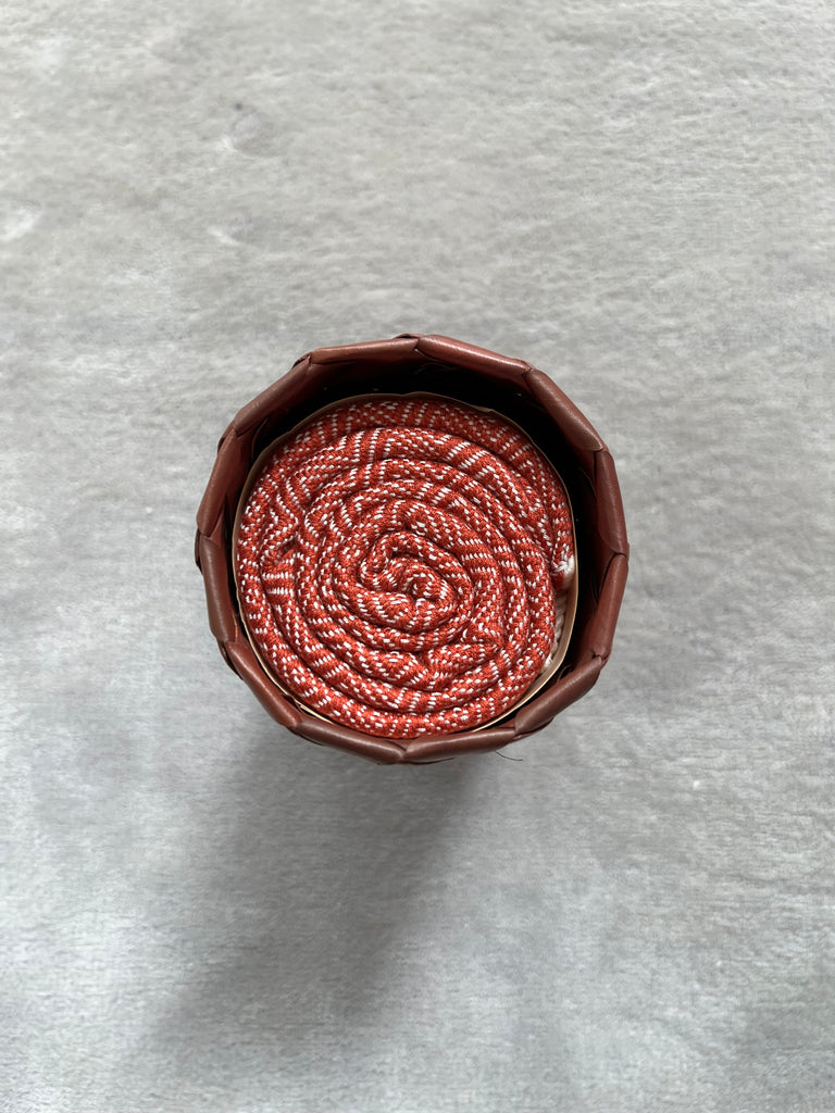 Le Krama Chaud Noisette dans son écrin en feuille de palmier - Femme