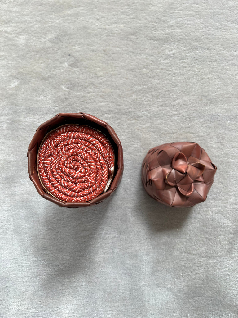 Le Krama Chaud Noisette dans son écrin en feuille de palmier - Homme