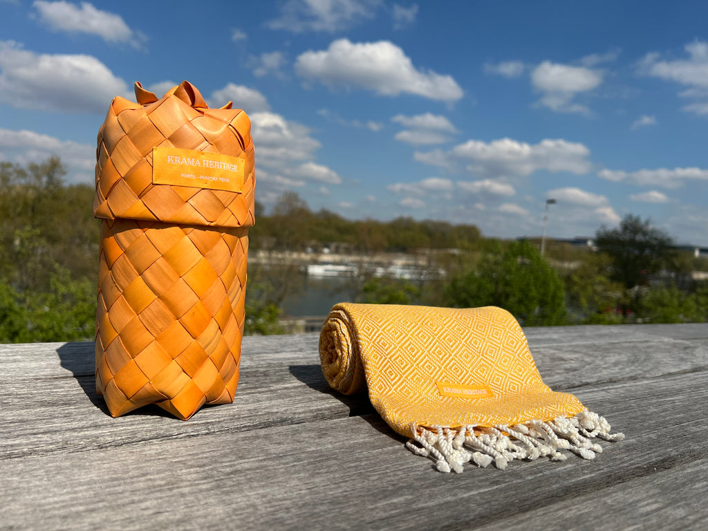 Le Krama Chaud Or dans son écrin en feuille de palmier - Homme