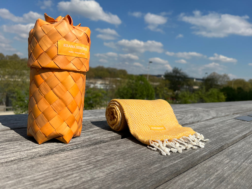 Le Krama Chaud Or dans son écrin en feuille de palmier - Homme