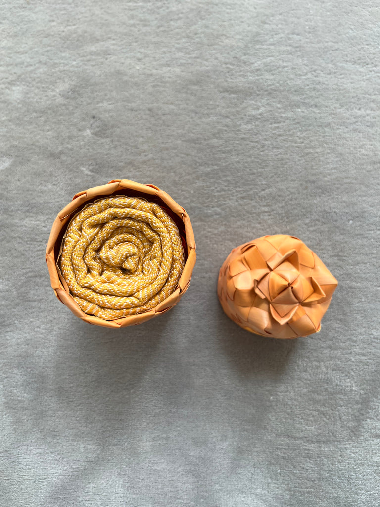 Le Krama Chaud Or dans son écrin en feuille de palmier - Homme