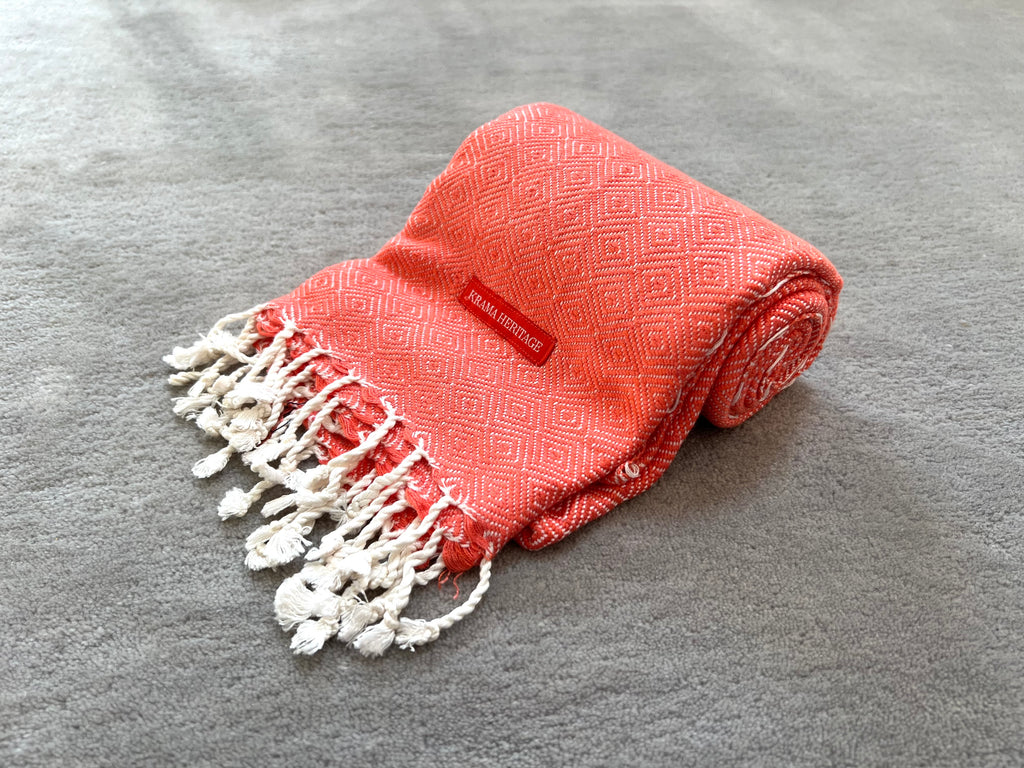 Le Krama Chaud Orange Corail dans son écrin en feuille de palmier - Femme