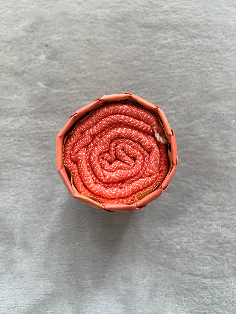 Le Krama Chaud Orange Corail dans son écrin en feuille de palmier - Femme