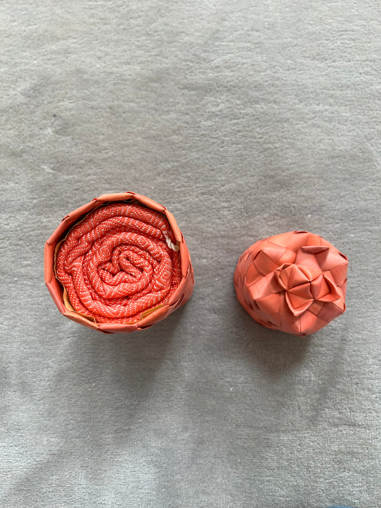 Le Krama Chaud Orange Corail dans son écrin en feuille de palmier - Homme