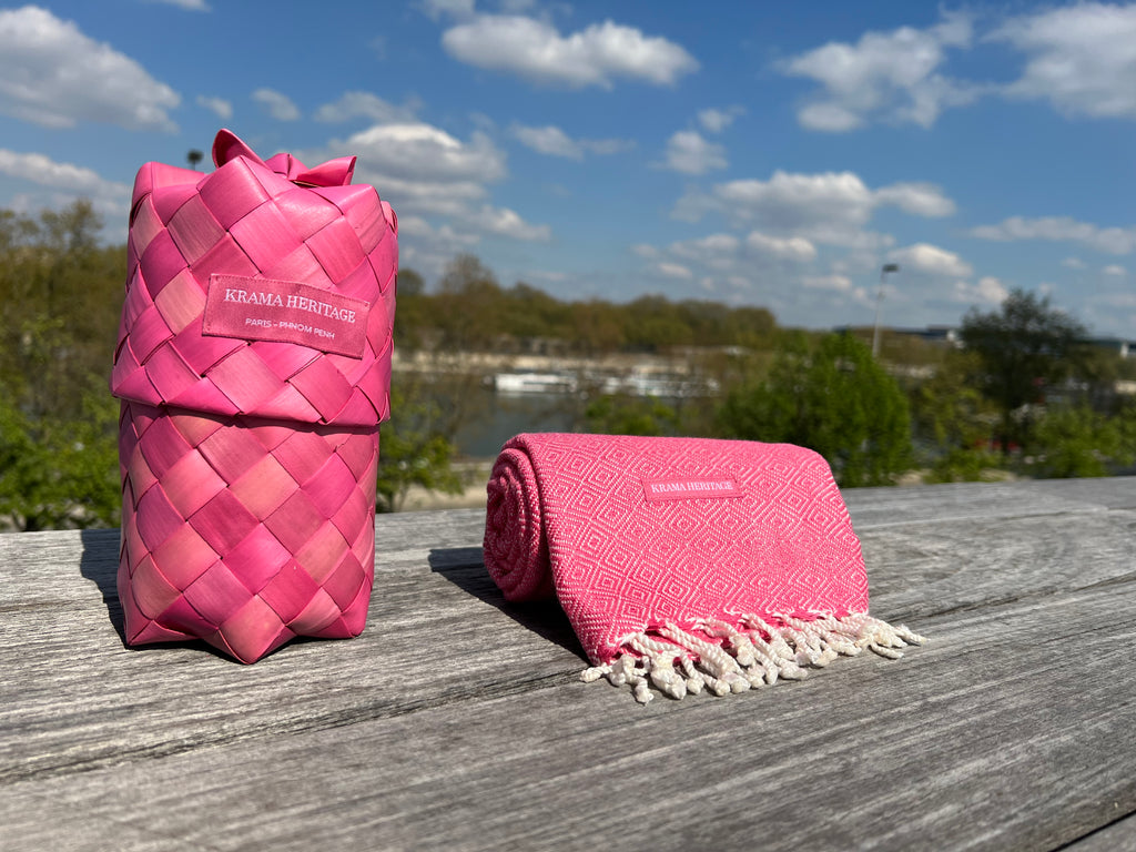 Le Krama Chaud Rose Bonbon dans son écrin en feuille de palmier - Homme