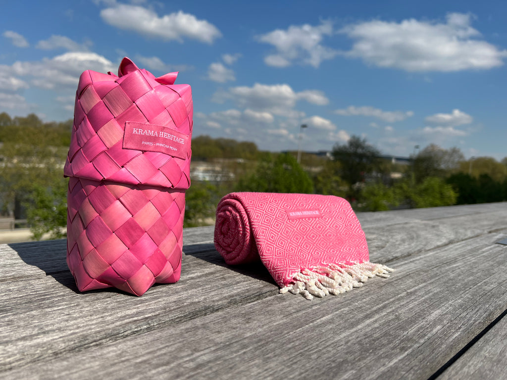 Le Krama Chaud Rose Bonbon dans son écrin en feuille de palmier - Homme