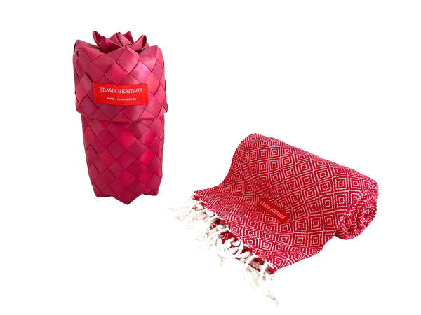 Le Krama Chaud Rouge Coquelicot dans son écrin en feuille de palmier - Femme