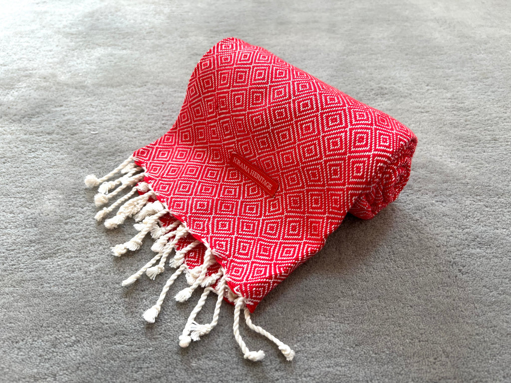 Le Krama Chaud Rouge Coquelicot dans son écrin en feuille de palmier - Homme