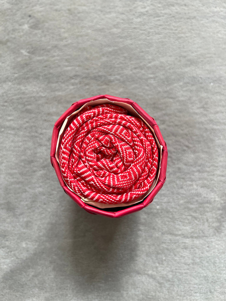 Le Krama Chaud Rouge Coquelicot dans son écrin en feuille de palmier - Homme