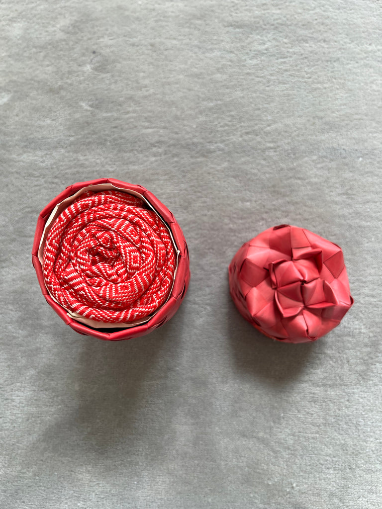 Le Krama Chaud Rouge Coquelicot dans son écrin en feuille de palmier - Femme