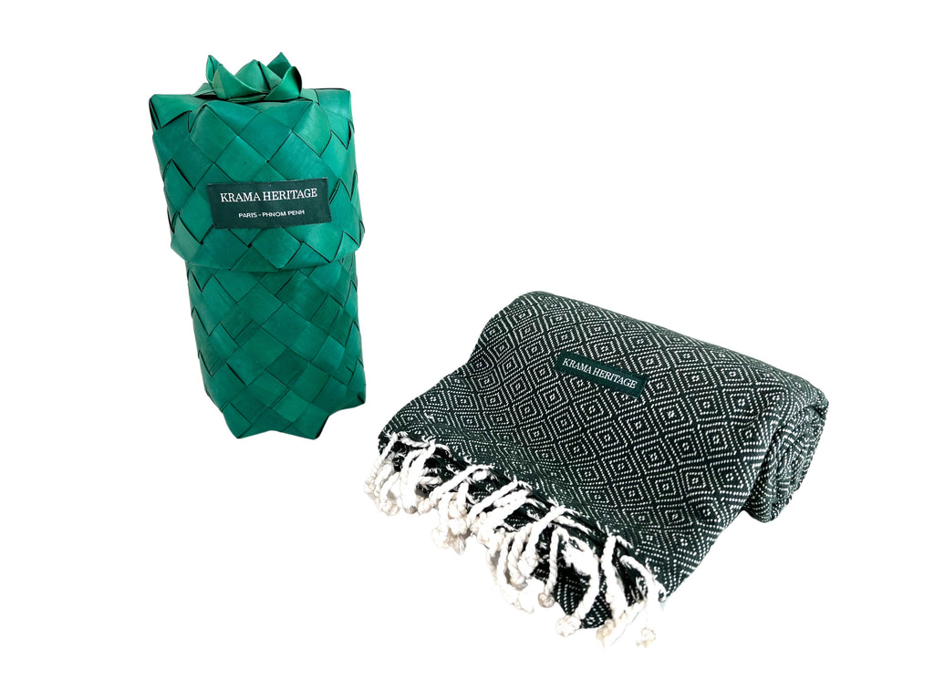 Le Krama Chaud Vert Forêt dans son écrin en feuille de palmier - Homme