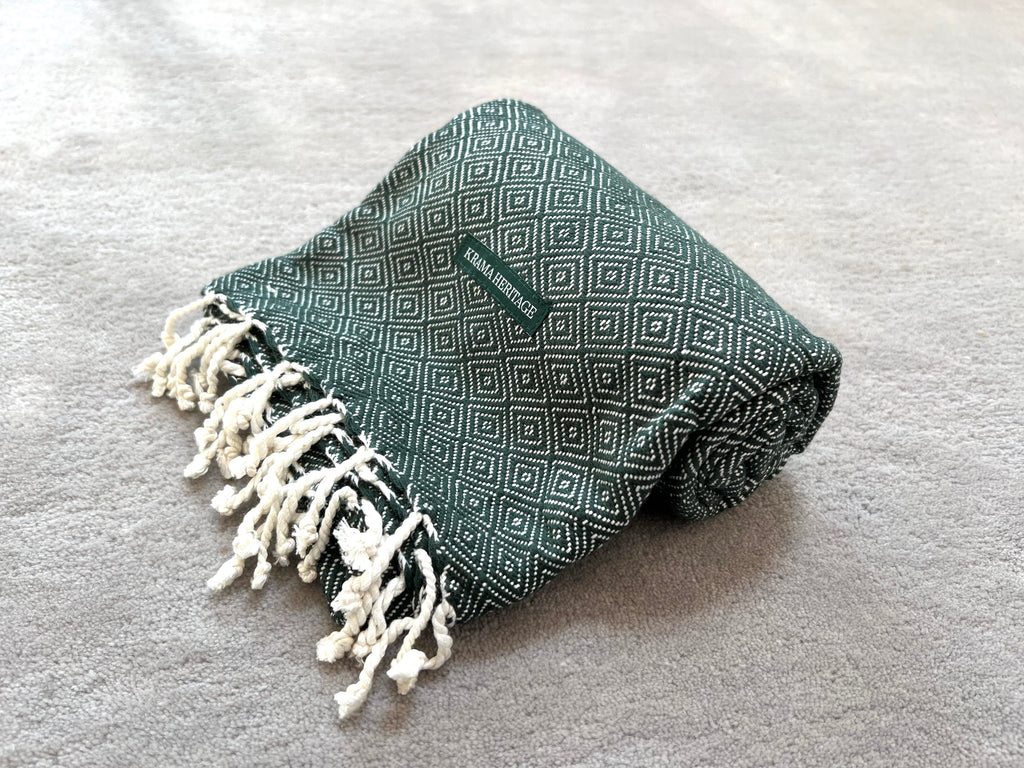 Le Krama Chaud Vert Forêt dans son écrin en feuille de palmier - Homme